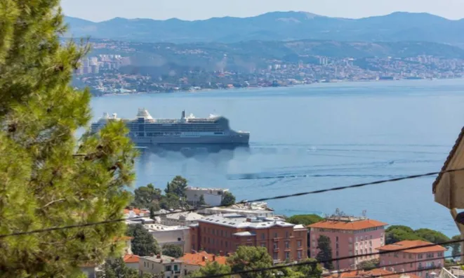 Недвижимость Трехкомнатная квартира в центре: 6