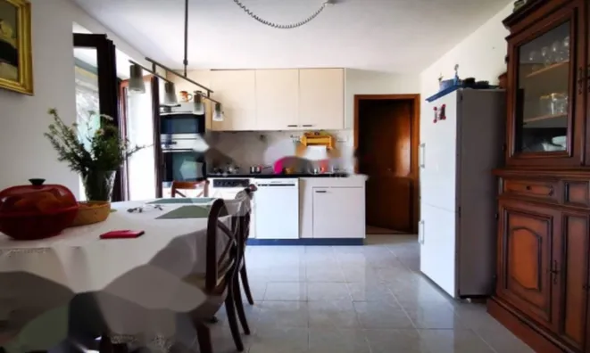 Недвижимость Трехкомнатная квартира, Центр: 11