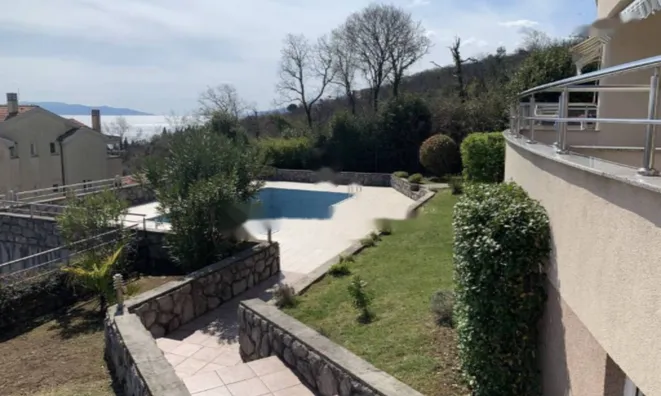 Недвижимость Двухкомнатная квартира в центре: 4