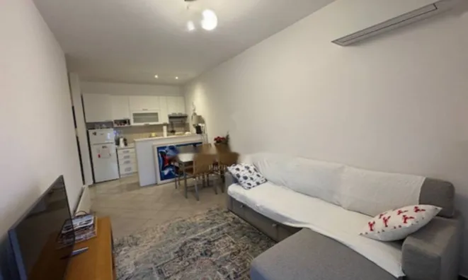 Недвижимость Двухкомнатная квартира в центре: 10