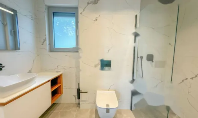 Недвижимость Трехкомнатная квартира в центре: 9