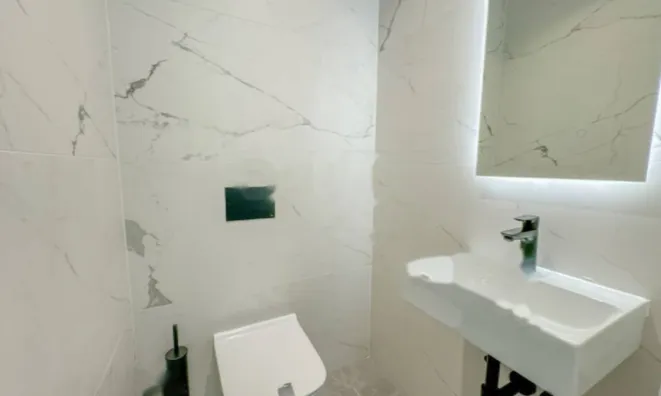 Недвижимость Трехкомнатная квартира в центре: 12