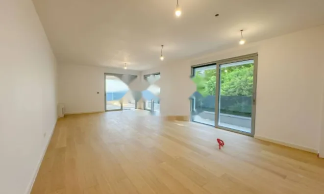 Недвижимость Трехкомнатная квартира в центре: 25