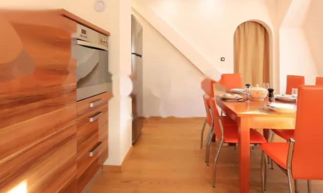 Недвижимость Четырехкомнатная квартира, Центр: 8