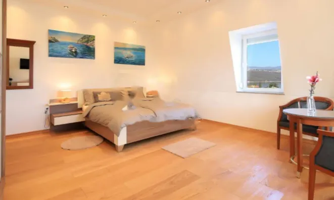 Недвижимость Четырехкомнатная квартира, Центр: 15