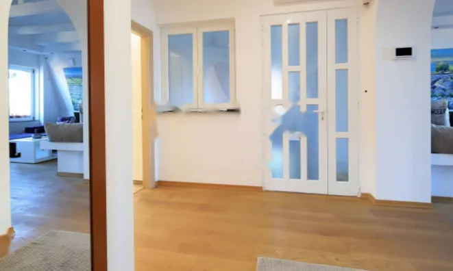 Недвижимость Четырехкомнатная квартира, Центр: 25