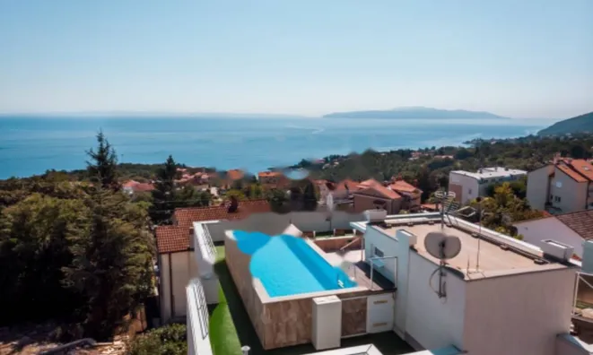 Недвижимость Трехкомнатная квартира в центре: 1