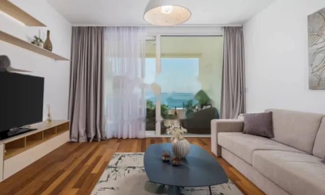 Недвижимость Трехкомнатная квартира в центре: 3