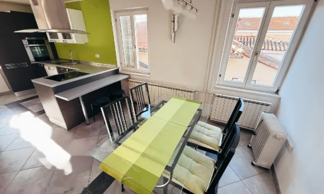 Недвижимость Квартира, 5 и более комнат, Копер, Гортанов трг: 10