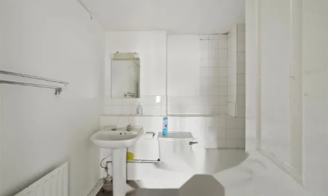 Недвижимость Sandifer Drive, Cricklewood: 2