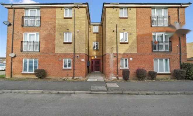 Недвижимость Sandifer Drive, Cricklewood: 3