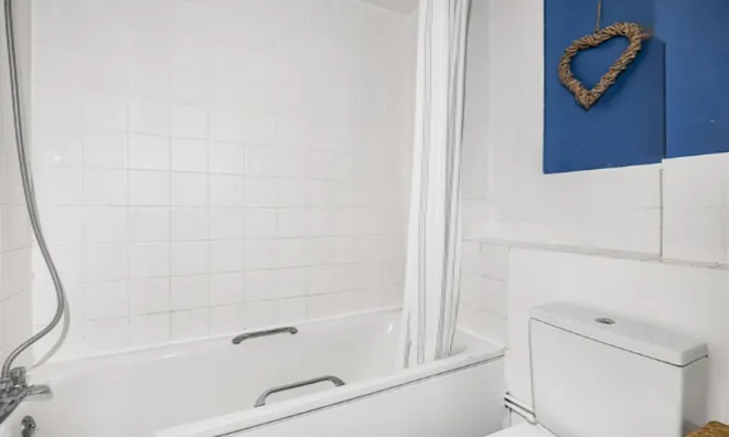 Недвижимость Sandifer Drive, Cricklewood: 3