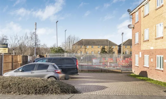 Недвижимость Sandifer Drive, Cricklewood: 4