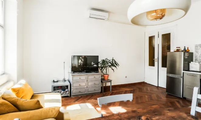 Недвижимость Трехкомнатная квартира в центре: 10