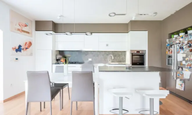 Недвижимость Четырехкомнатная квартира : 3