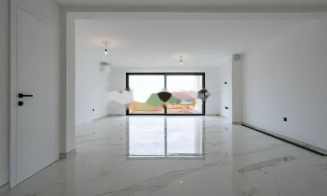 Недвижимость Четырёхкомнатная квартира : 1