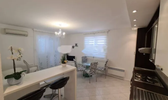 Недвижимость Четырехкомнатная квартира, Опатия: 6