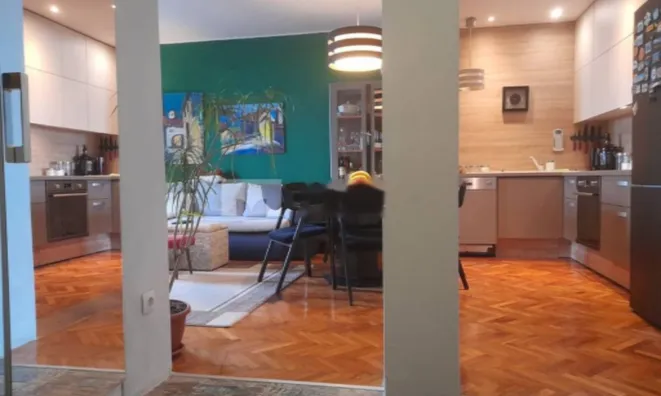 Недвижимость Трехкомнатная квартира центр: 4