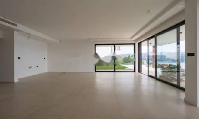 Недвижимость Четырехкомнатная квартира в центре: 1