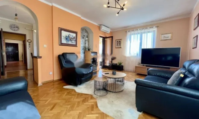 Недвижимость Четырехкомнатная квартира : 1