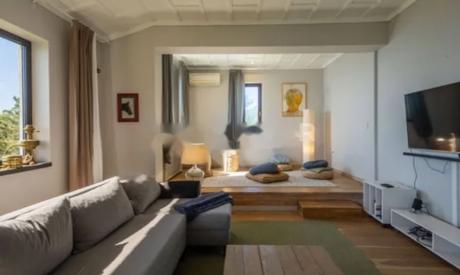 Недвижимость Семейный дом 330 м², Запад: 4