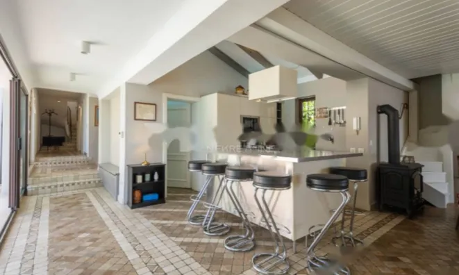 Недвижимость Семейный дом 330 м², Запад: 5