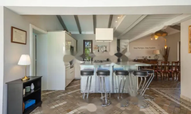 Недвижимость Семейный дом 330 м², Запад: 6