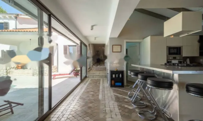 Недвижимость Семейный дом 330 м², Запад: 7