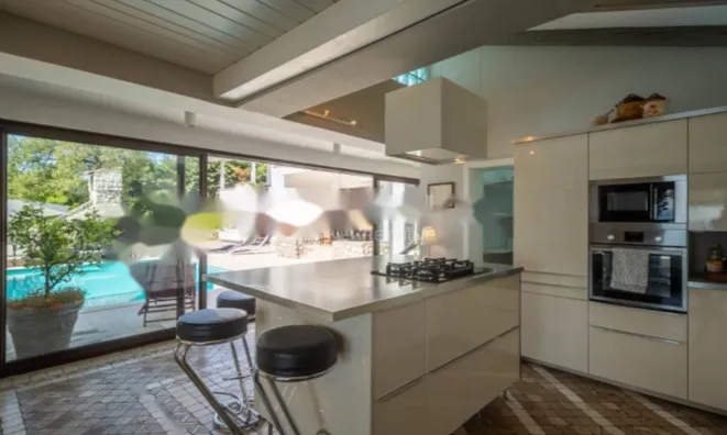 Недвижимость Семейный дом 330 м², Запад: 8