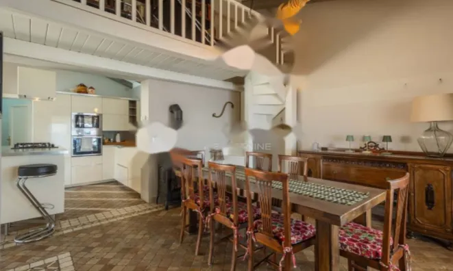 Недвижимость Семейный дом 330 м², Запад: 10