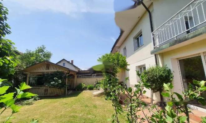 Недвижимость Двухэтажный дом с садом: 4