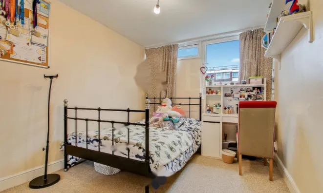 Недвижимость Ainsworth Close: 2