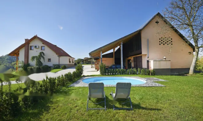 Недвижимость Усадьба на холме в окружении природы.: 1