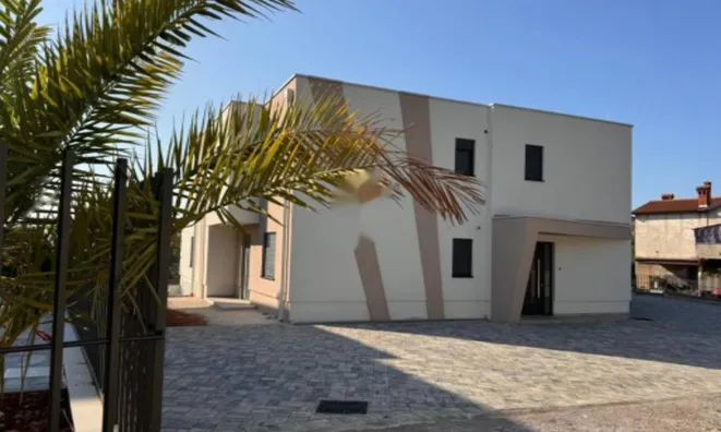 Недвижимость Четырехкомнатная квартира Побри: 1