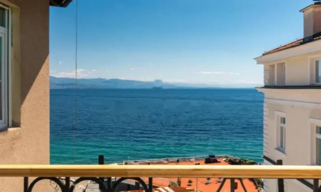 Недвижимость Двухкомнатная квартира в центре: 1