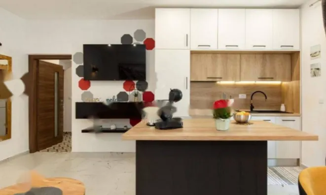 Недвижимость Двухкомнатная квартира в центре: 9