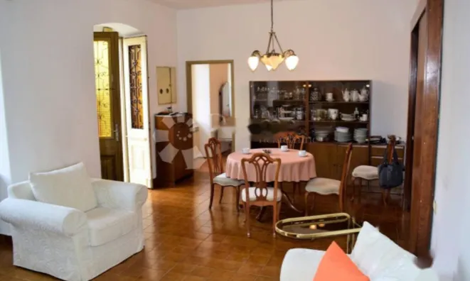 Недвижимость Трехкомнатная квартира, центр: 3