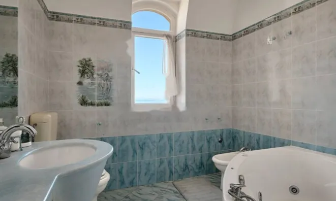 Недвижимость Квартира Второй Этаж, Центр: 20