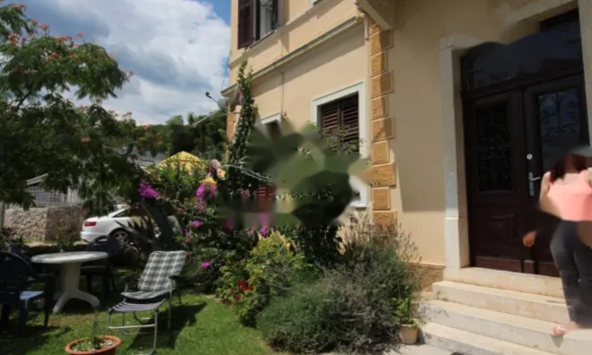 Недвижимость Трехкомнатная квартира в центре: 2