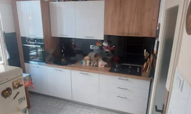 Недвижимость Трехкомнатная квартира в центре: 12