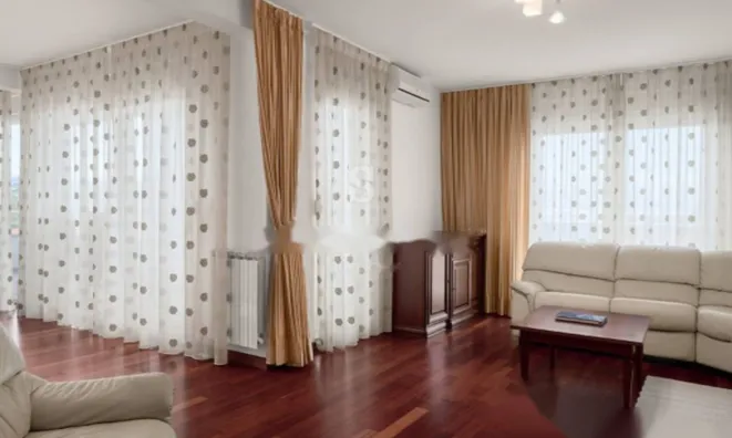 Недвижимость Трехкомнатная квартира в центре: 2