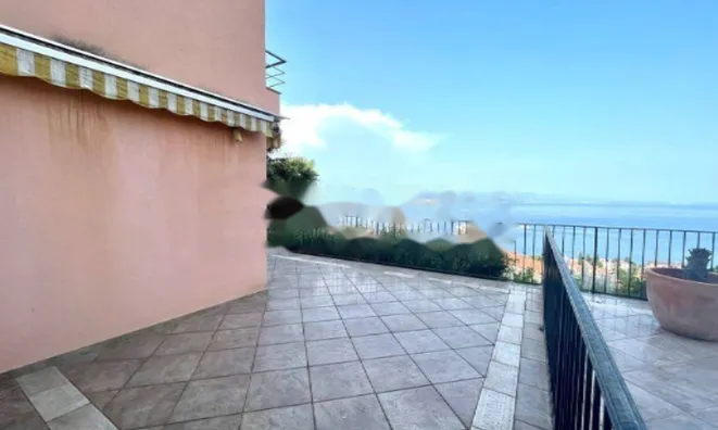 Недвижимость Трехкомнатная квартира Центр: 4