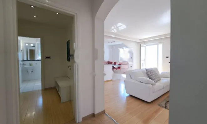 Недвижимость Четырехкомнатная квартира, Опатия: 3