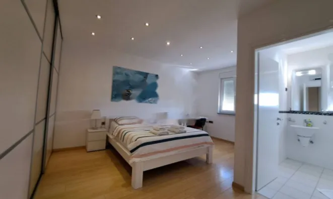 Недвижимость Четырехкомнатная квартира, Опатия: 4