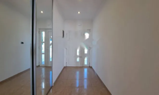 Недвижимость Четырехкомнатная квартира, Опатия: 24