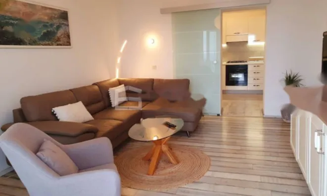 Недвижимость Двухкомнатная квартира в центре: 1