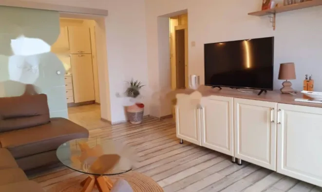 Недвижимость Двухкомнатная квартира в центре: 2