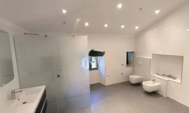 Недвижимость Четырехкомнатная квартира: 12