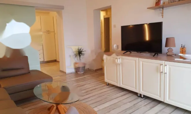 Недвижимость Двухкомнатная квартира в центре: 3