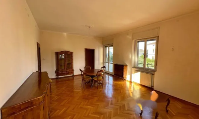 Недвижимость Трехкомнатная квартира в центре: 1